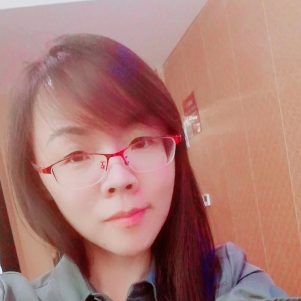 一枚深绿色的叶子的照片