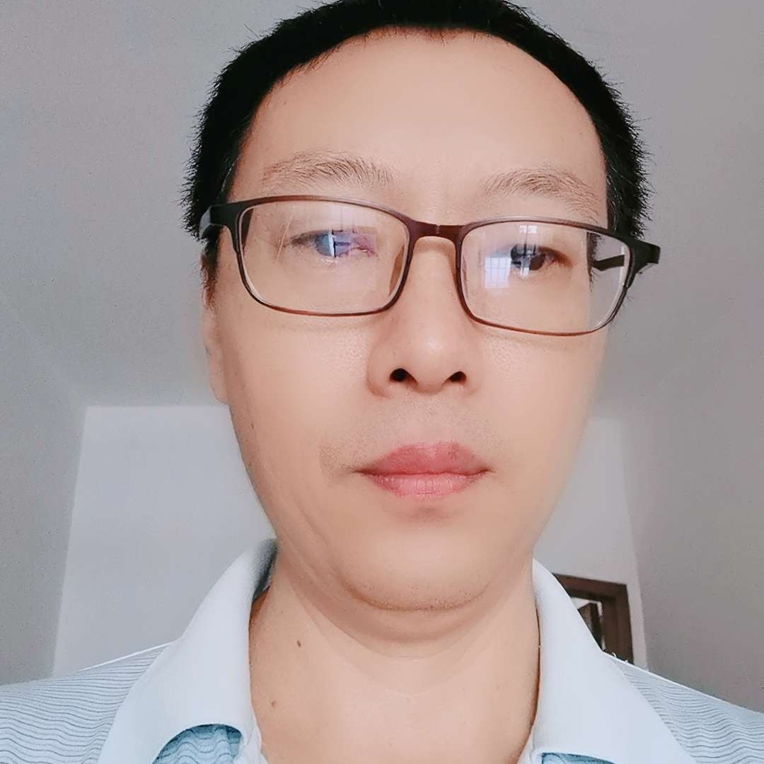 腼腆笑夏天的照片