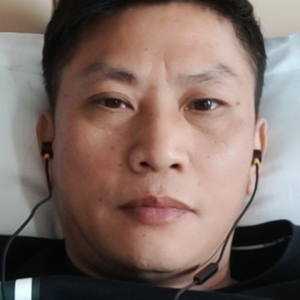 小天鹅倾心眯眯眼的照片