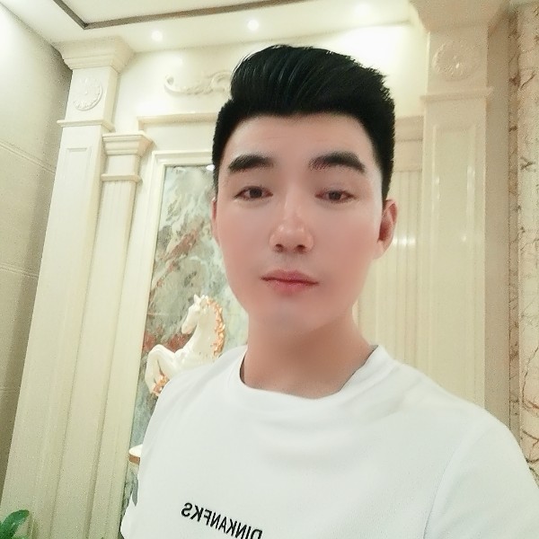 诚心的少年的照片