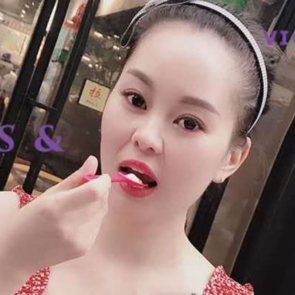 落霞坦率丽丽的照片