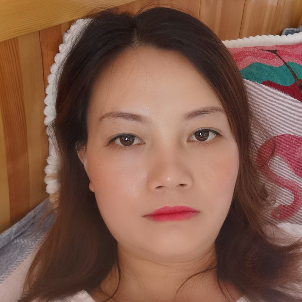 时尚挽手碧影的照片