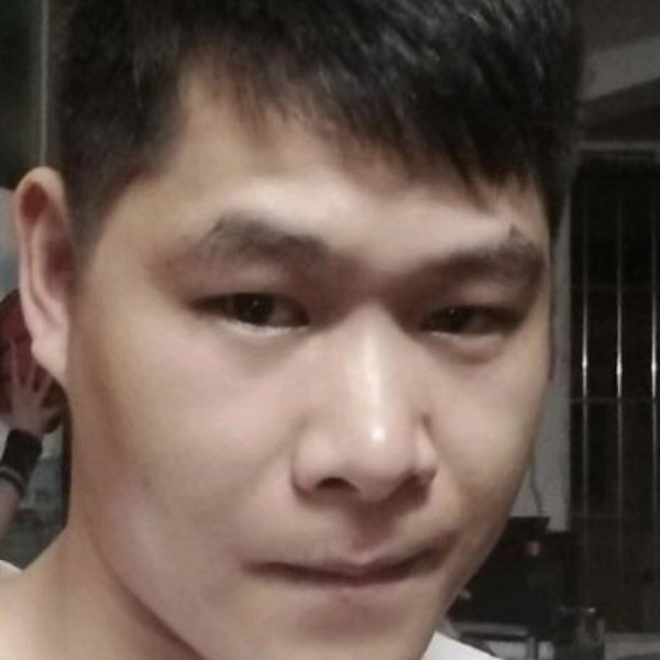 短靴等待温暖的照片