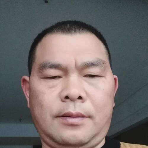 雨中行在路上走的照片