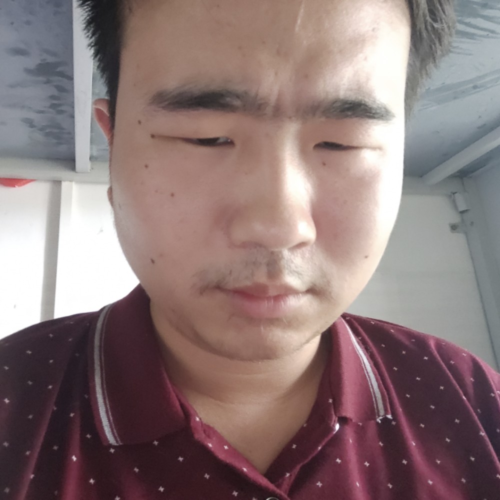 微笑浅吻香烟的照片