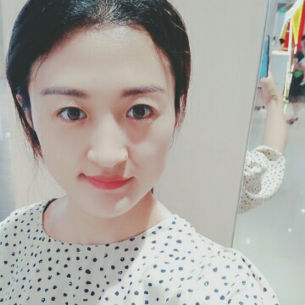 温婉草丛的照片