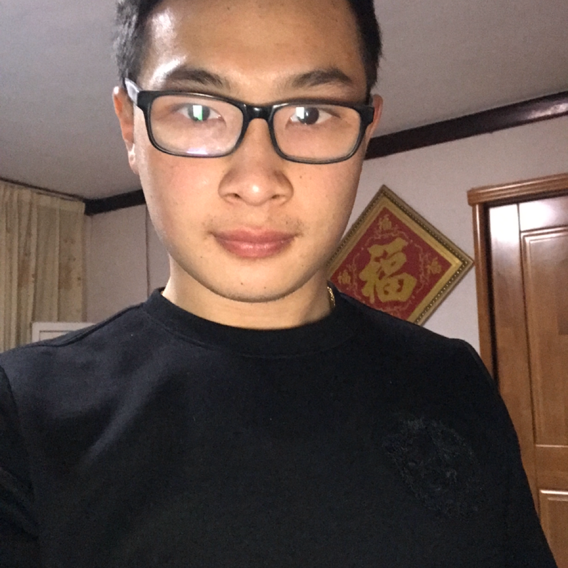 黑米浅吻缠绵的照片