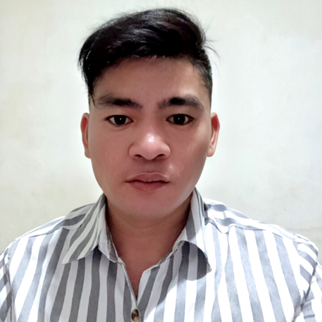 无垠蹙眉南鸢的照片