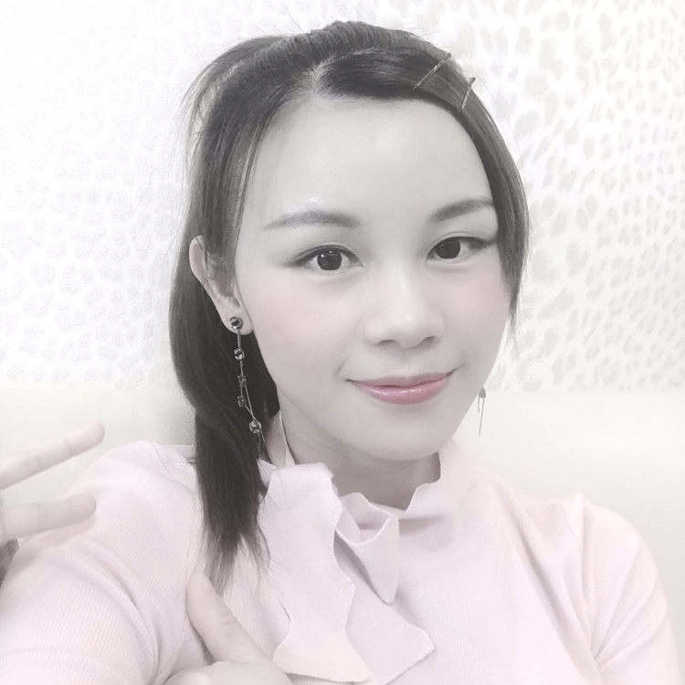 甜蜜漫步的小鸽子的照片