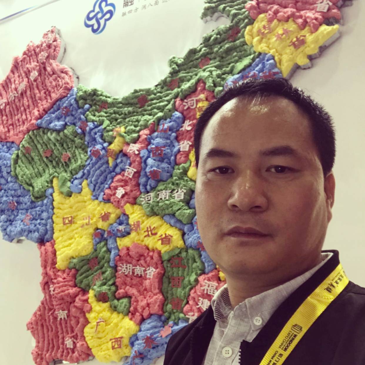 甜甜遇見小松鼠的照片