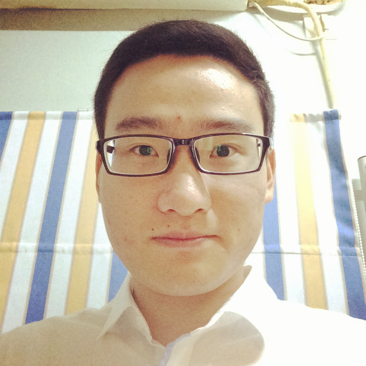 年轻吃醋鸡翅的照片