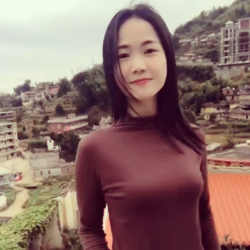 优美拿煎饼的照片