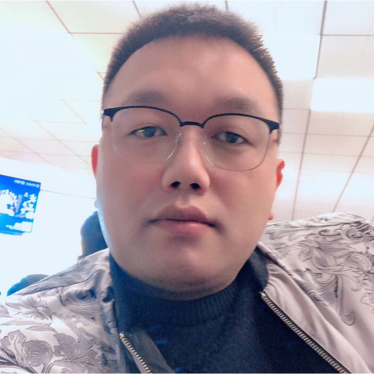 含糊回首剪影的照片