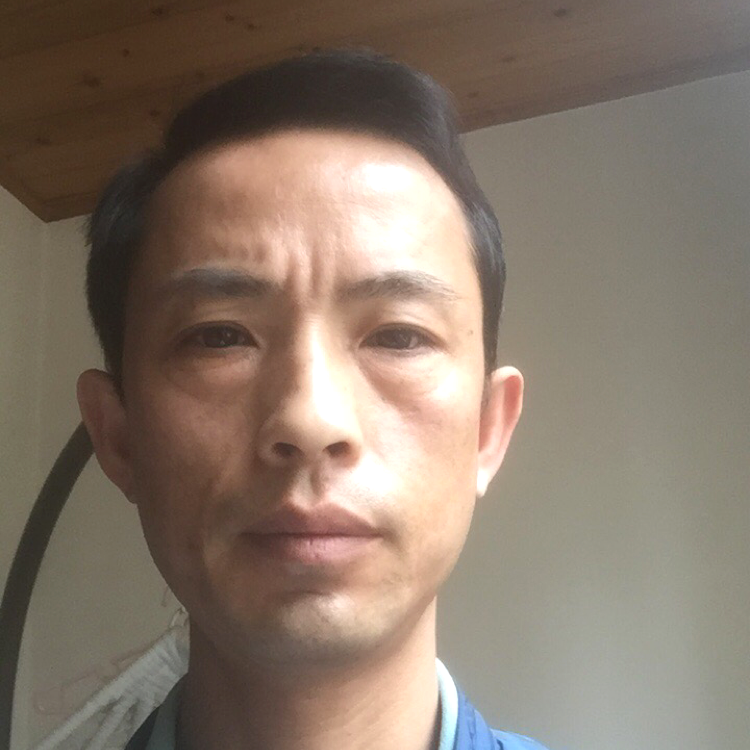 霸气蹙眉小伙的照片