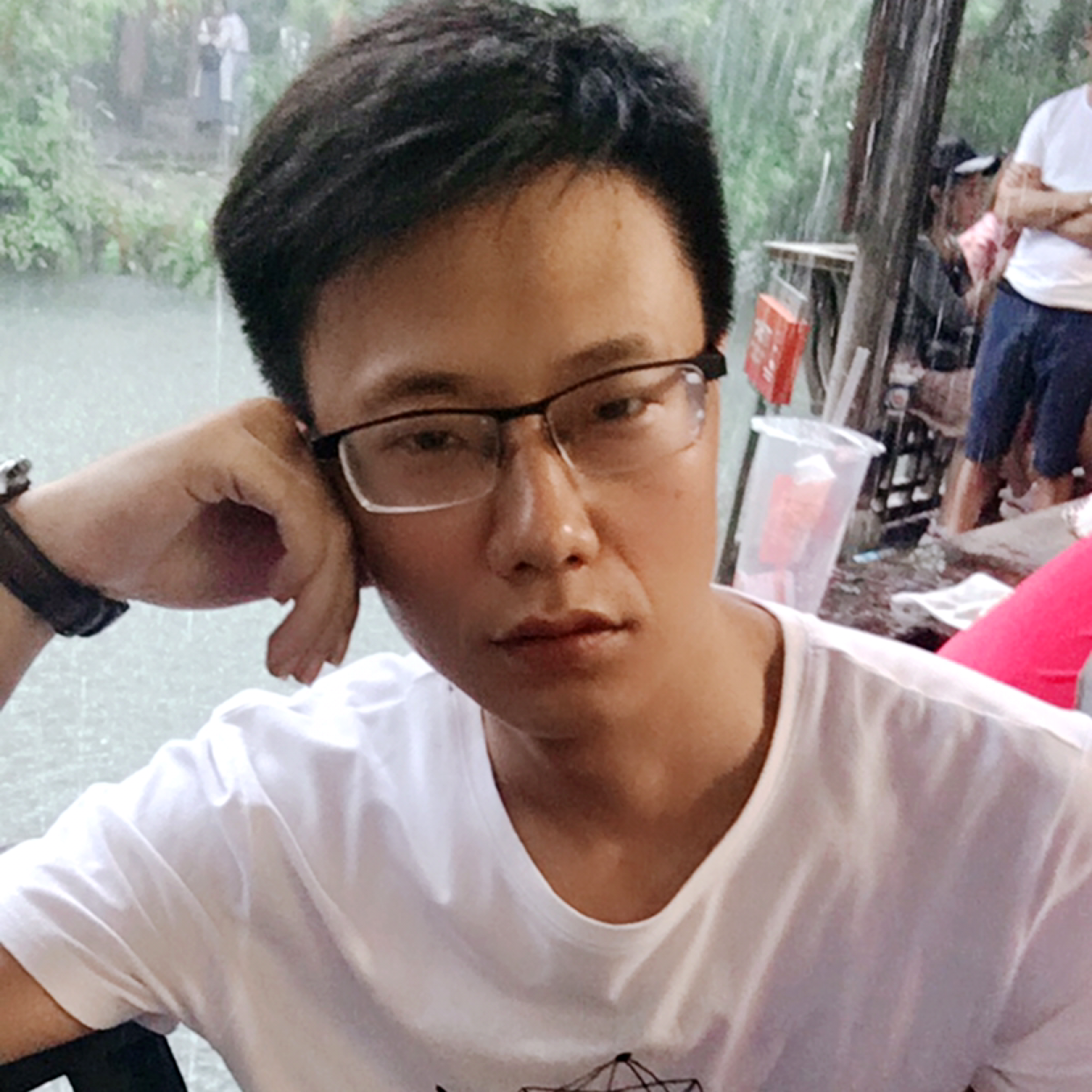 凭亿近人的照片