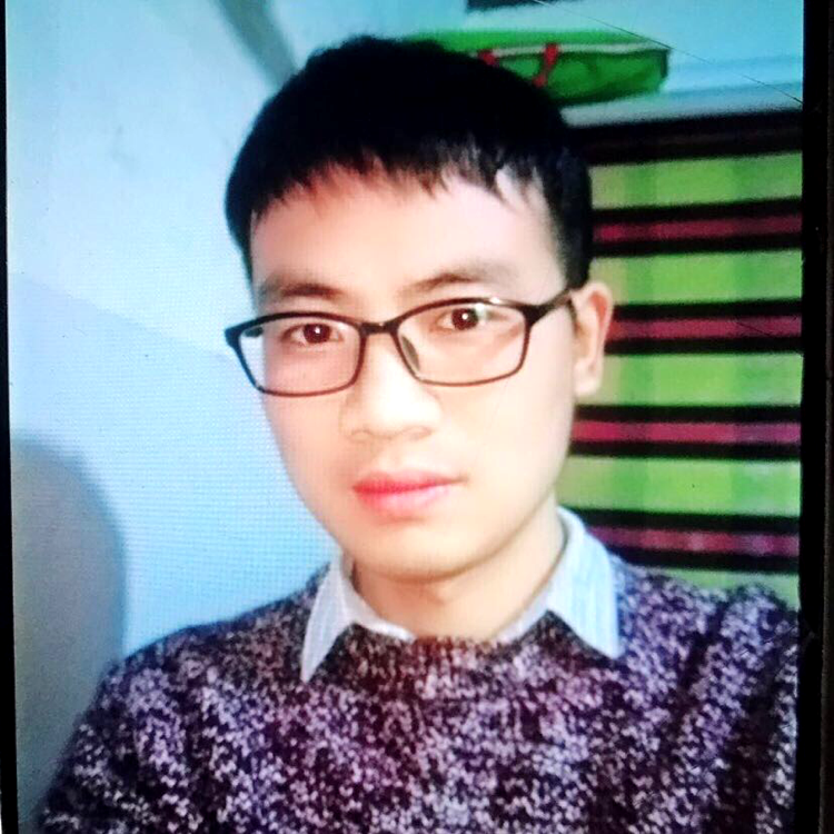 活泼蹁跹美女的照片