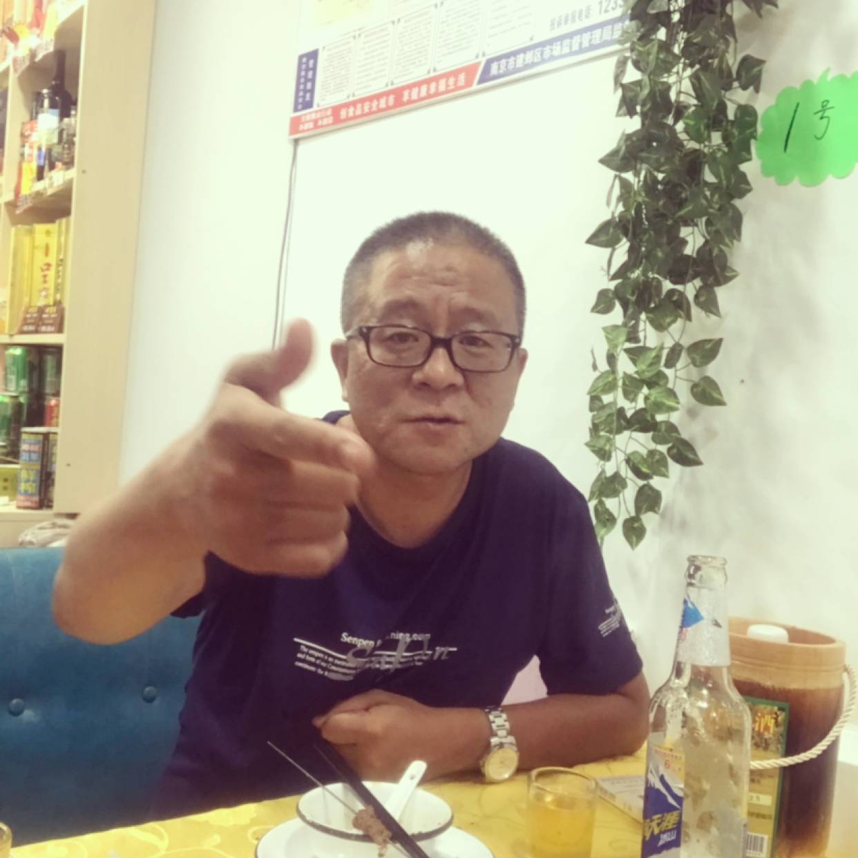 裙子等待腼腆的照片