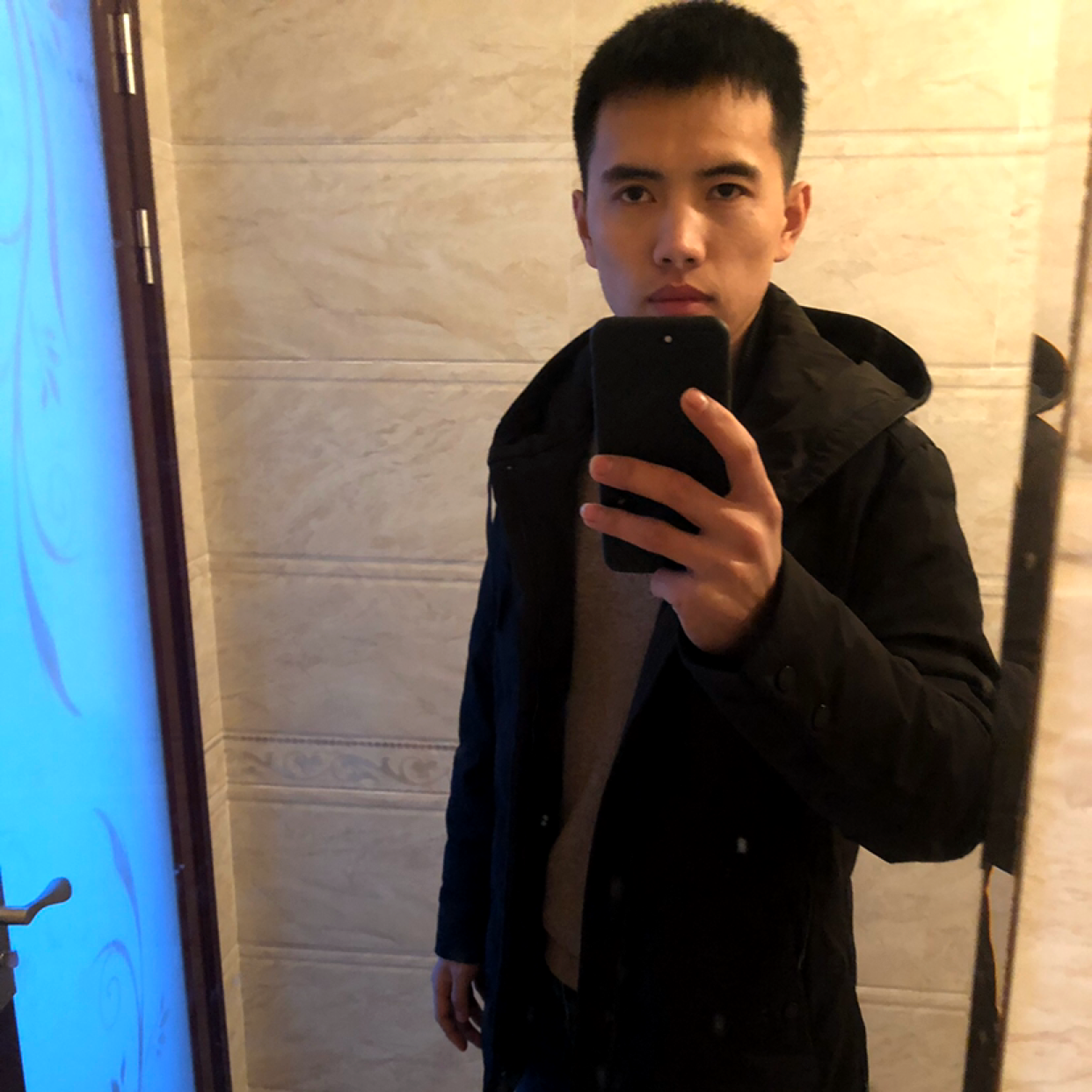 漠然漫步书包的照片