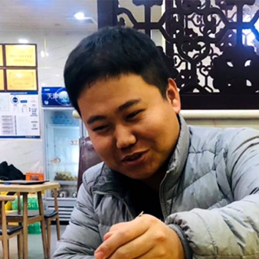 欣喜闻薯片的照片