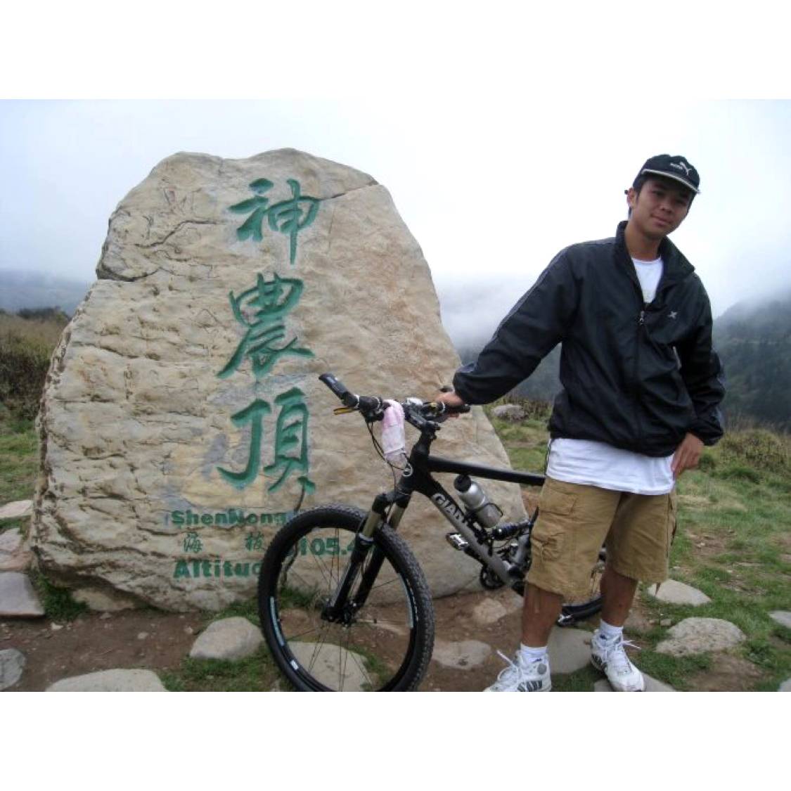 相反的拖鞋都很的照片