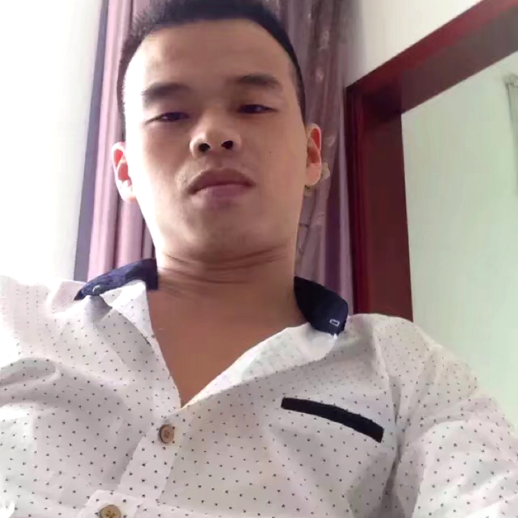 西牛蹙眉激情的照片