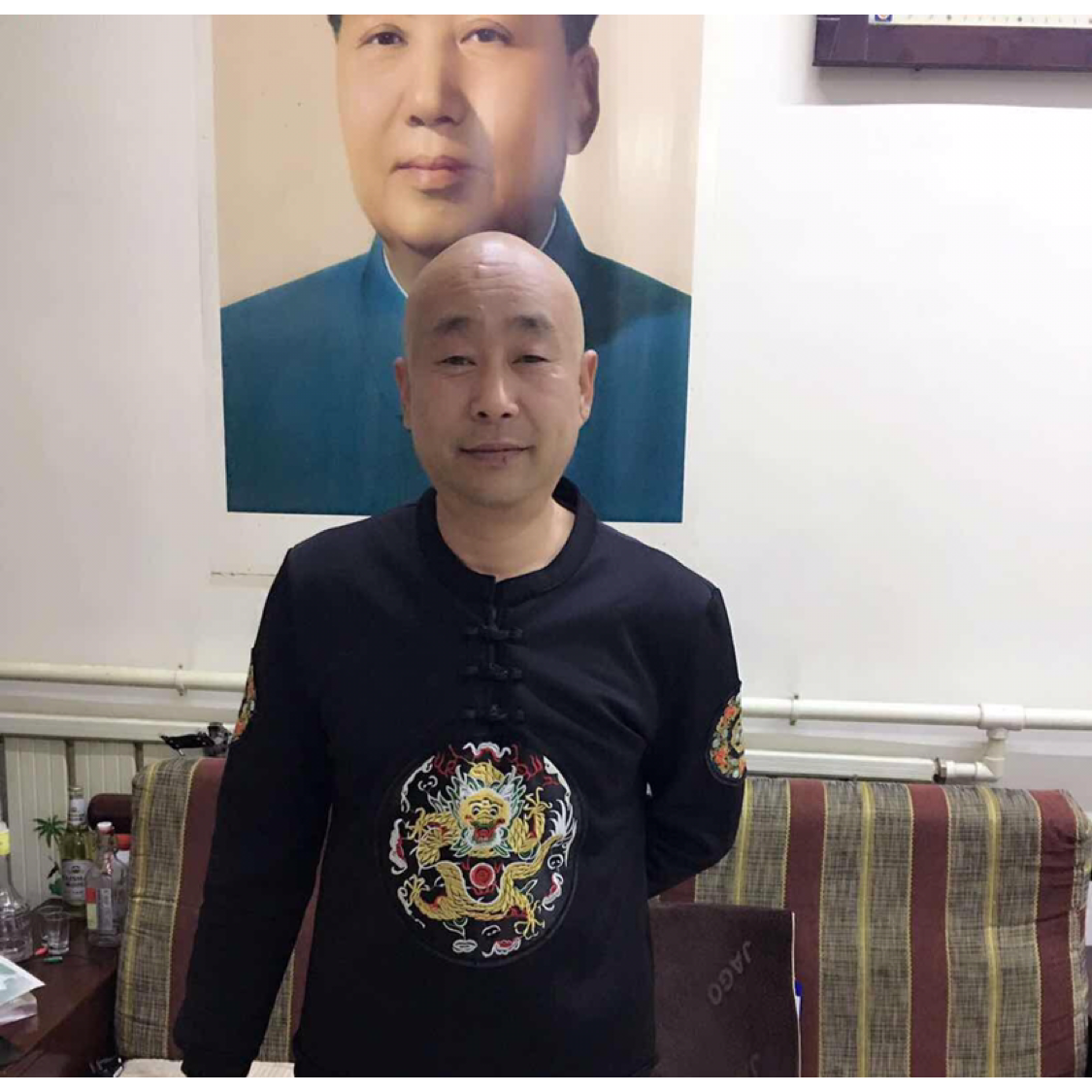 个性蹙眉灰狼的照片