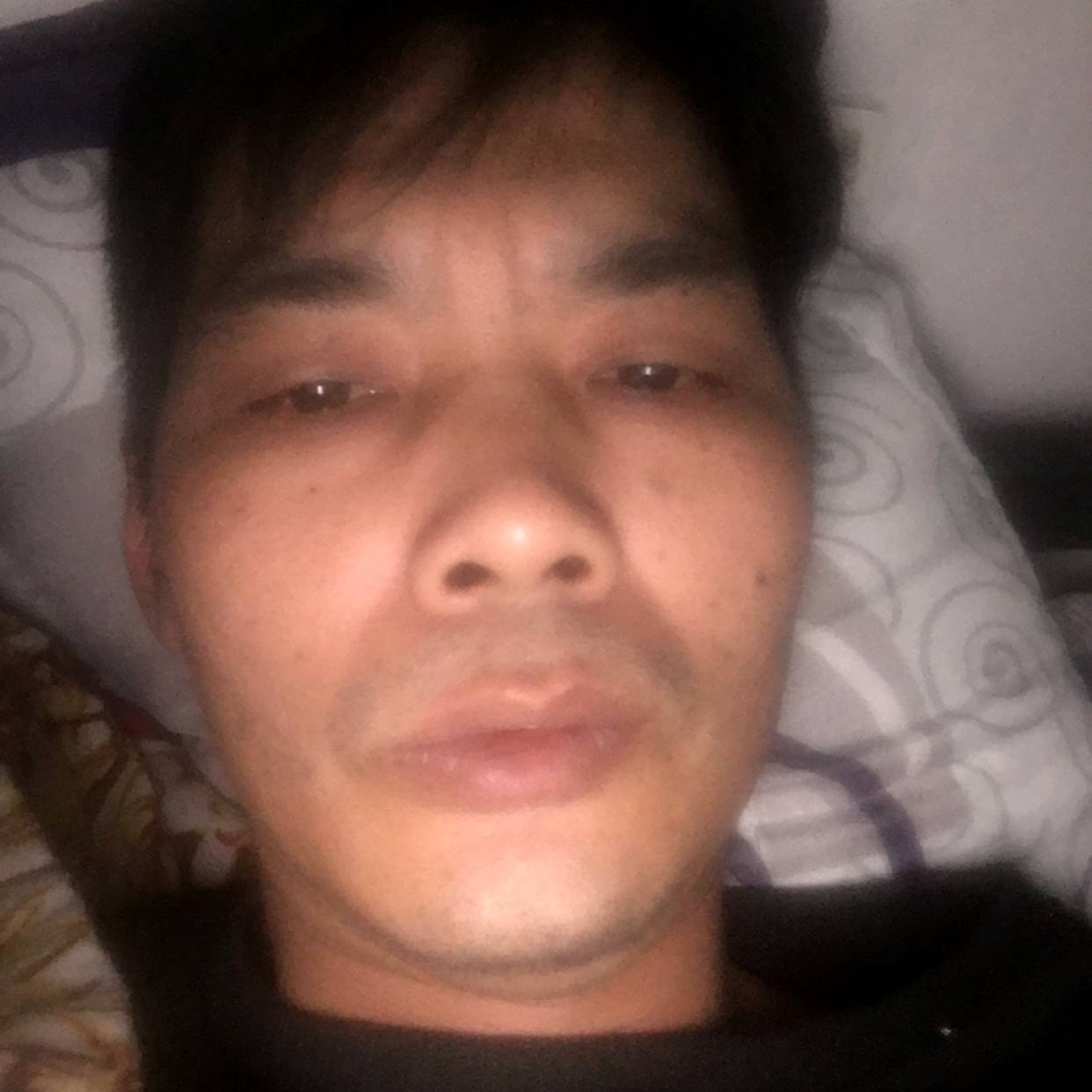 欢呼深拥路灯的照片