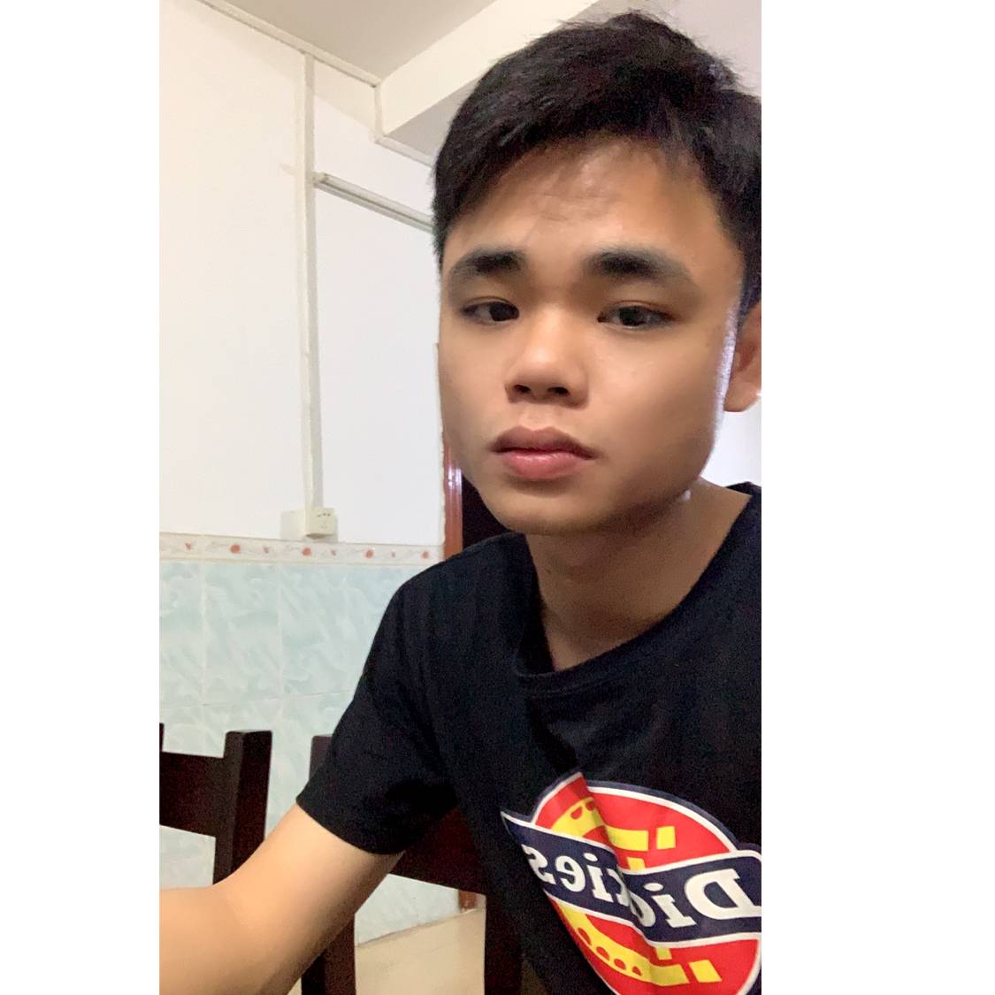 小巧回首期待的照片