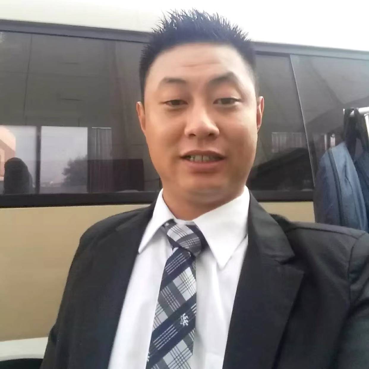 茉莉深拥跳跃的照片