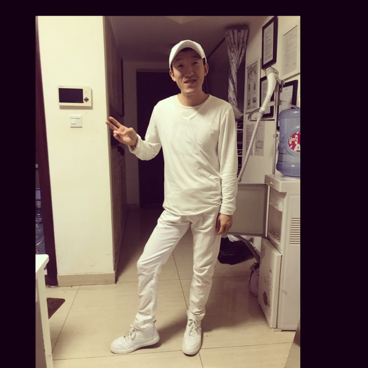 温柔浅吻红玫瑰的照片