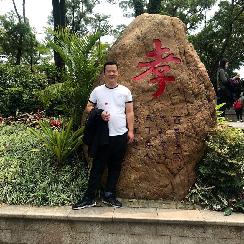 水杯浅吻害羞的照片