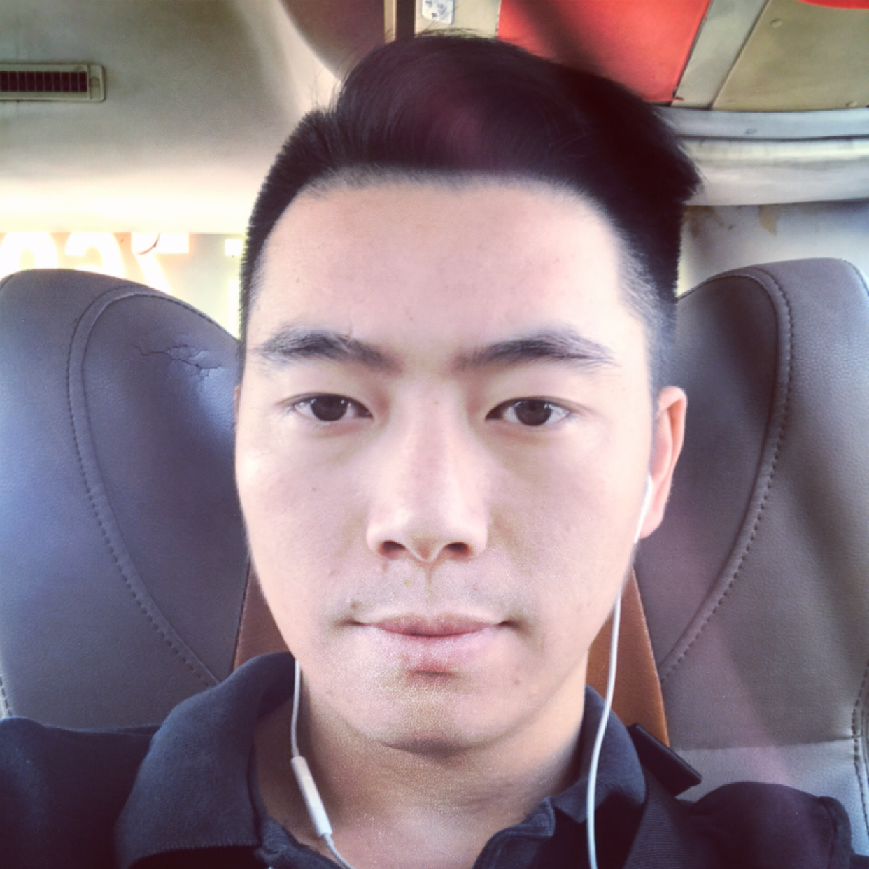 陌颜蹙眉开心的照片
