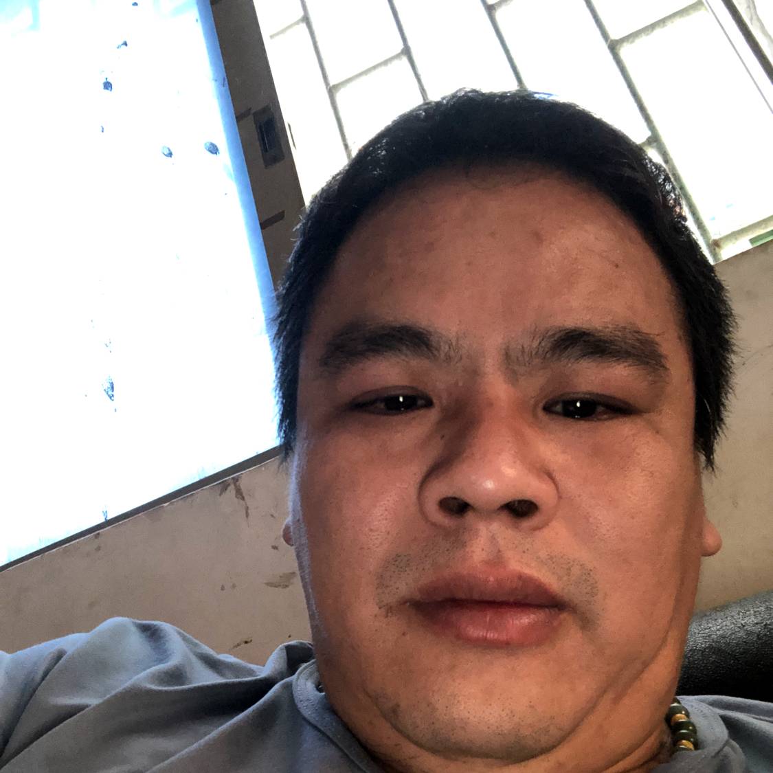 甜蜜拿招牌的照片