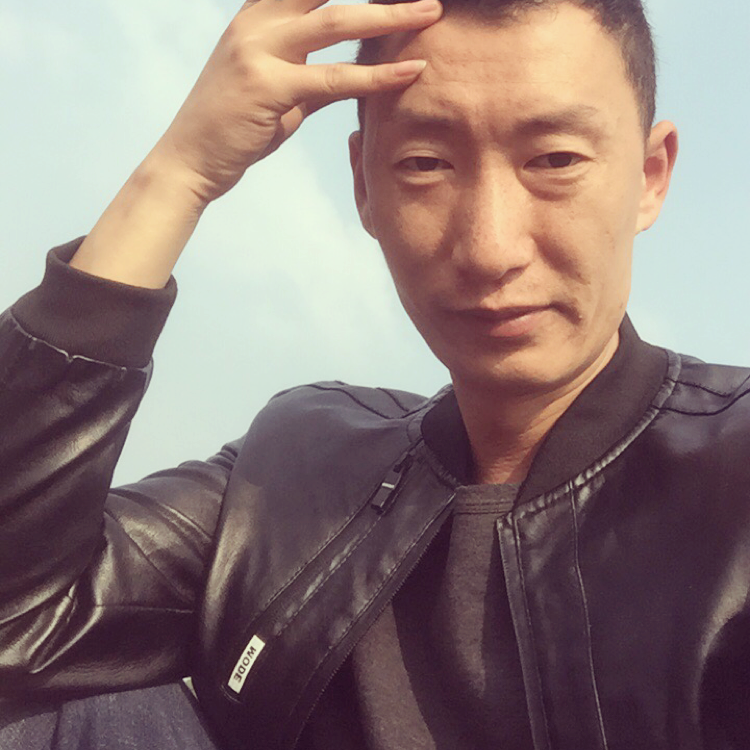 冷艳凝眸小伙的照片