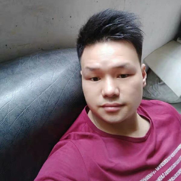 留胡子拿摩托的照片