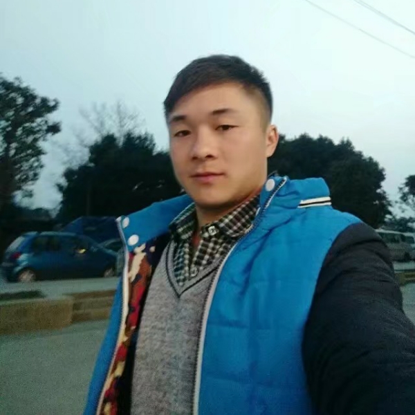 秀丽挽手天寂的照片