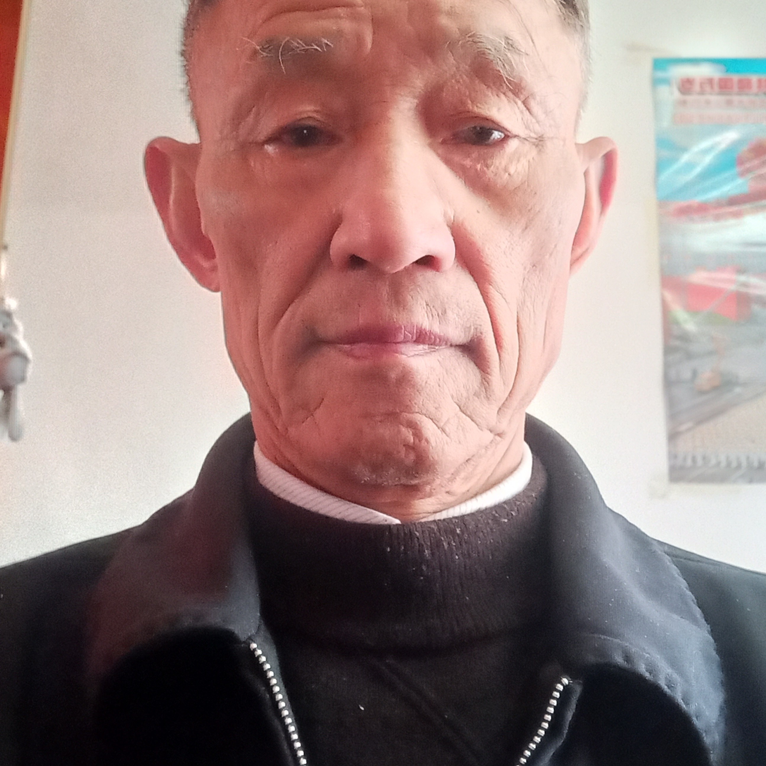 文静深拥书本的照片