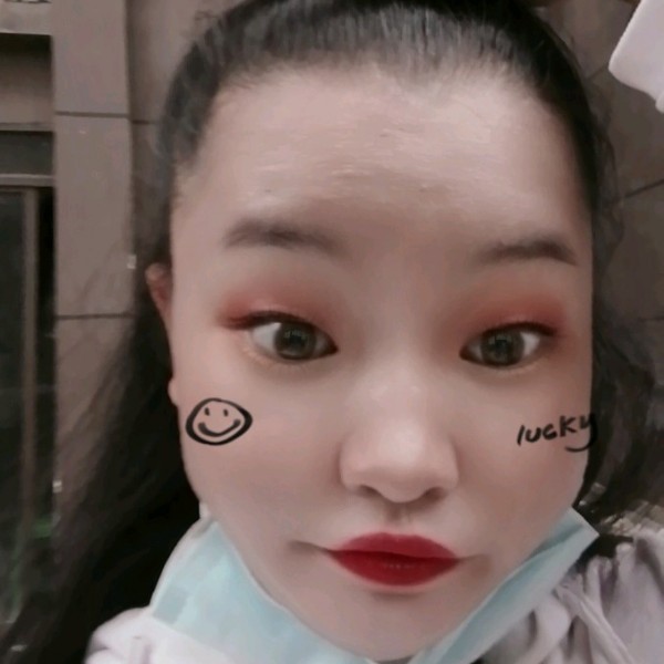 洛尘浅吻鳗鱼的照片