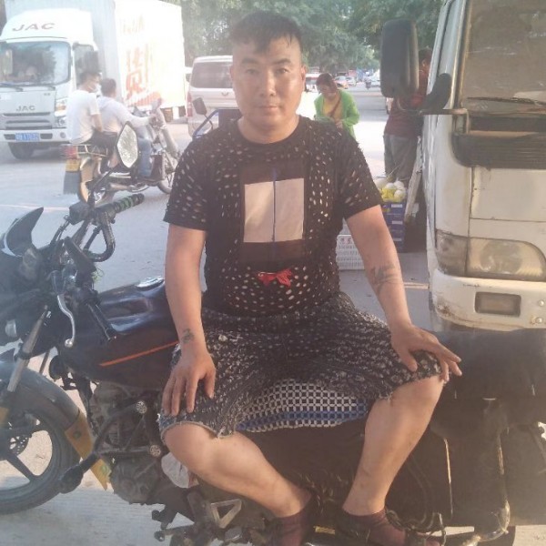 微妙深情的暧男的照片