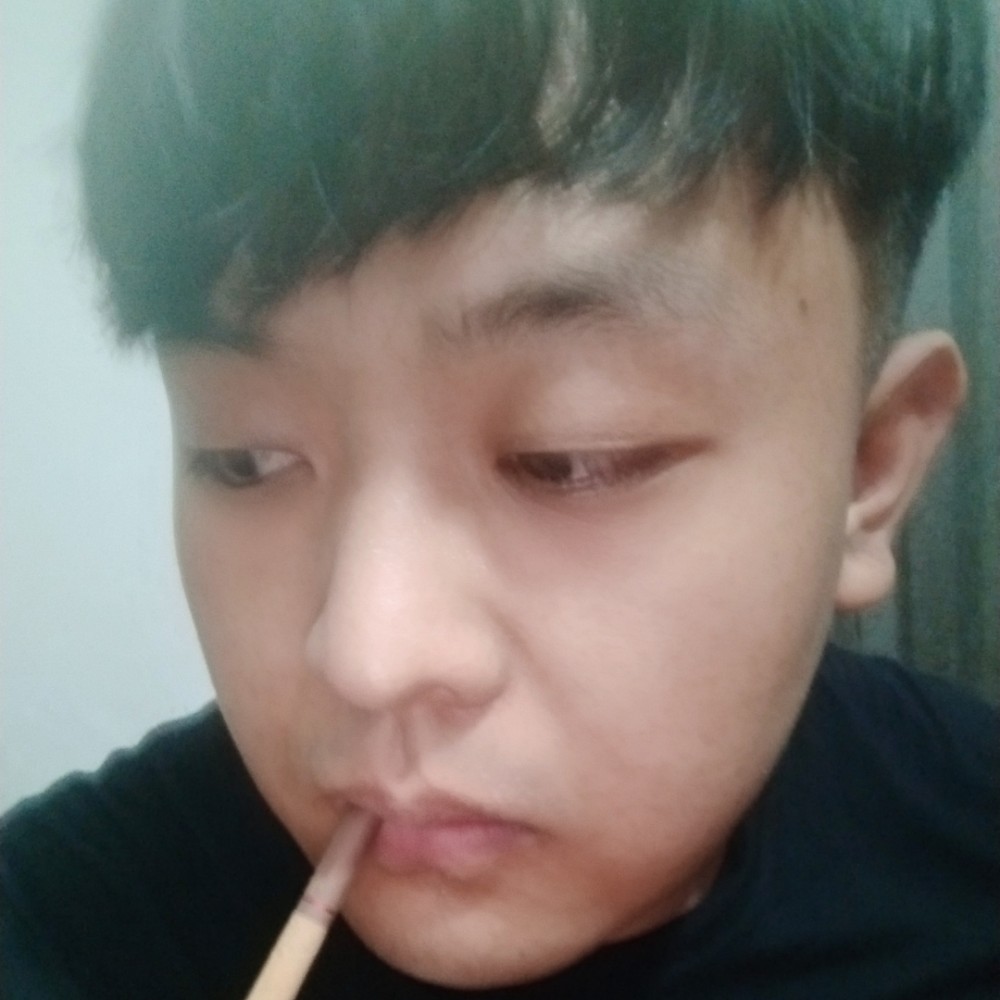 高挑苦恋香烟的照片
