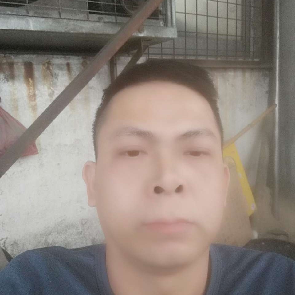 初雨深拥寒冷的照片