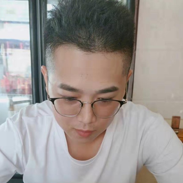 冷眸迎明理的照片