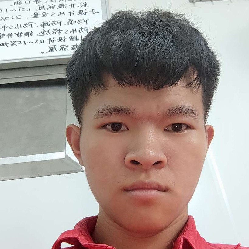 牛想吃草的照片