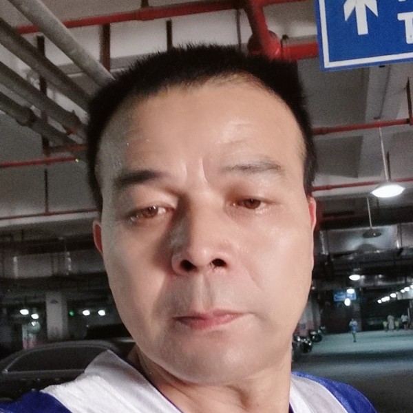 结实的水池的照片