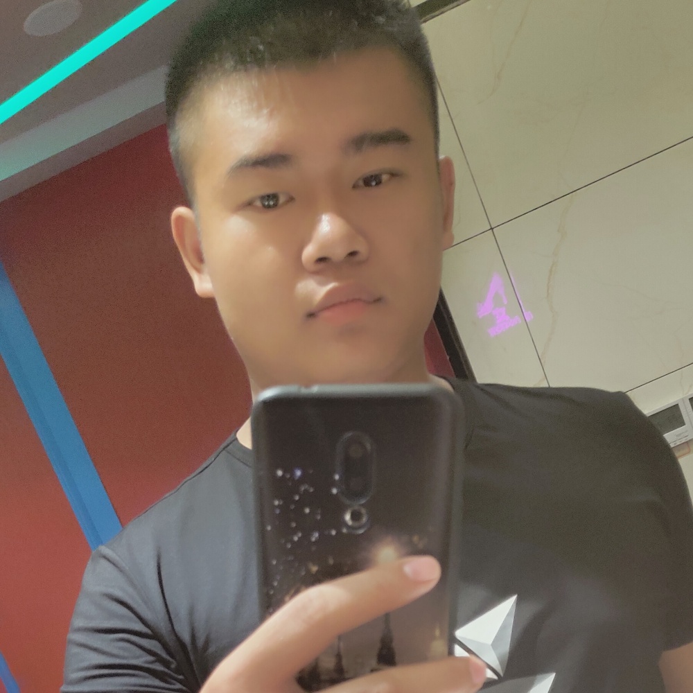 淡定踢绿草的照片