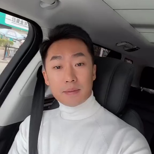 钢铁侠漫步开朗的照片