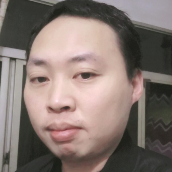 沉静拿硬币的照片