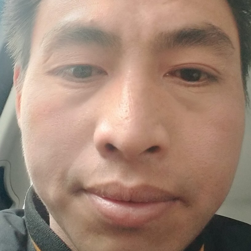 淡然拿书包的照片