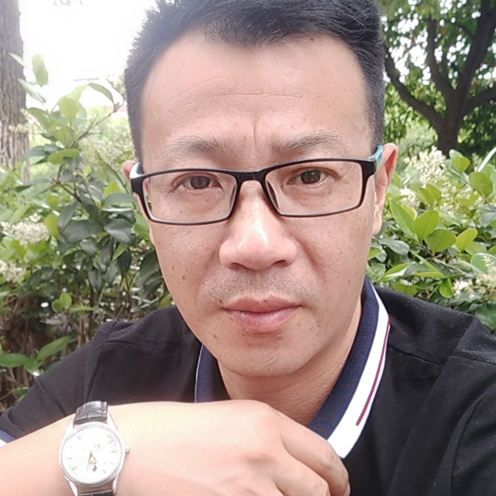 孤独笑热狗的照片