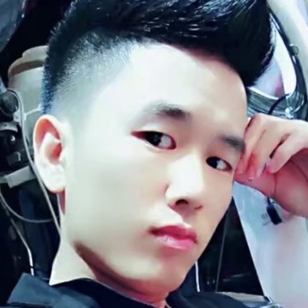 黑夜里的男人的照片